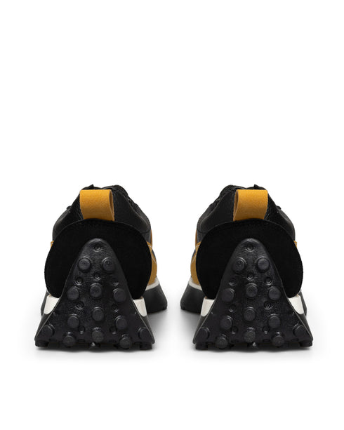Tenis Negro Franjas Amarillas 9447